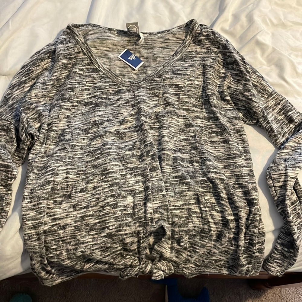 Long sleeve soft gray/white marble colored top with Marshall’s tag still on it!